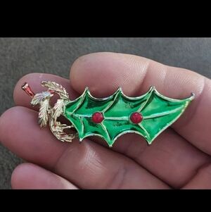 1970s Vintage Christmas Holly Gold Tone Enamel Brooch Pin